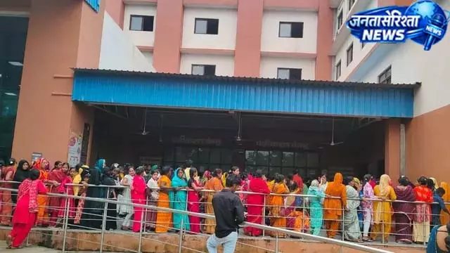 मौसम बदलते ही बीमारी का कहर, GMCH के मेडिसिन वार्ड में मरीजों की भरमार मौसम बदलते ही बीमारी का कहर, GMCH के मेडिसिन वार्ड में मरीजों की भरमार