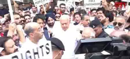 फारूक अब्दुल्ला ने की जम्मू-कश्मीर का दर्जा बहाल करने के विरोध प्रदर्शन की अगुवाई, बोले- हमसे किया गया वादा पूरा करे केंद्र फारूक अब्दुल्ला ने की जम्मू-कश्मीर का दर्जा बहाल करने के विरोध प्रदर्शन की अगुवाई, बोले- हमसे किया गया वादा पूरा करे केंद्र