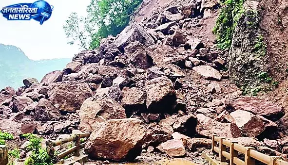 पनियाला मंदिर के पास दरकी पहाड़ी, यातायात ठप पनियाला मंदिर के पास दरकी पहाड़ी, यातायात ठप