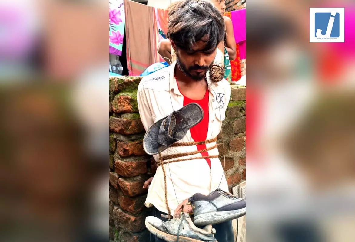 7 वर्षीय मासूम से दुष्कर्म के आरोप में युवक गिरफ्तार, उग्र भीड़ ने की पिटाई 7 वर्षीय मासूम से दुष्कर्म के आरोप में युवक गिरफ्तार, उग्र भीड़ ने की पिटाई