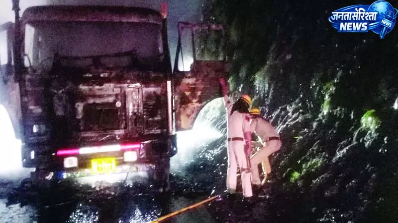 अंब में ट्रक में भडक़ी आग, लाखों का नुकसान