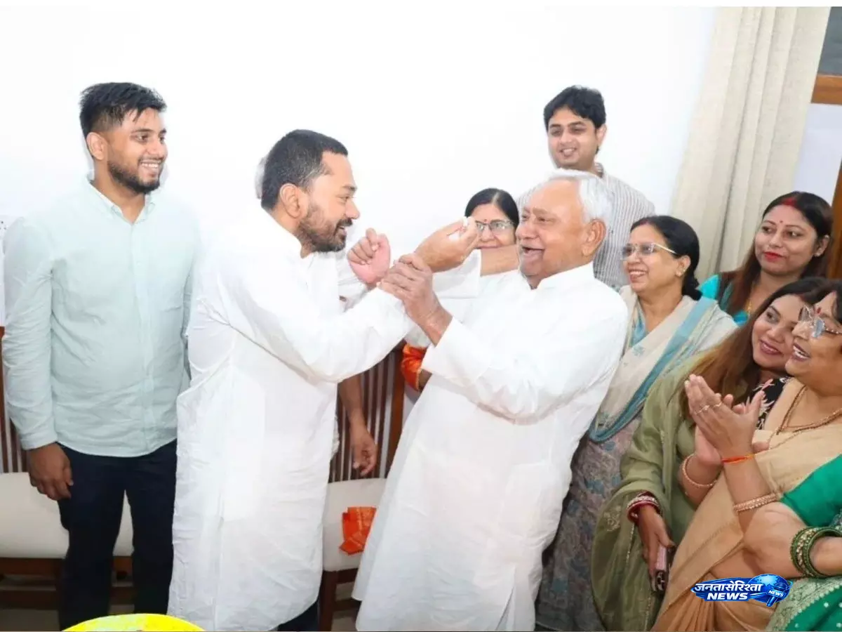 Birthday पर भावुक दिखे निशांत, पिता नीतीश को केक खिलाने की तस्वीरें वायरल Birthday पर भावुक दिखे निशांत, पिता नीतीश को केक खिलाने की तस्वीरें वायरल