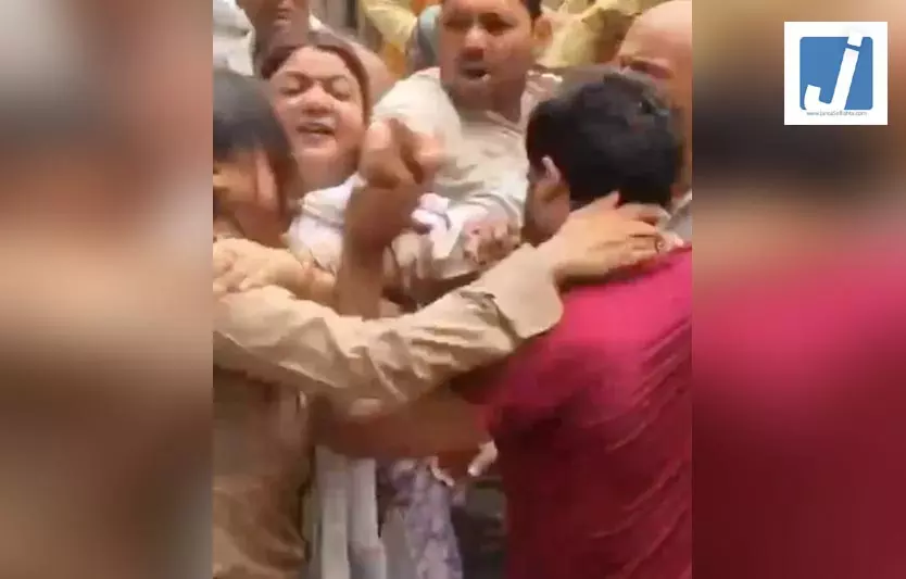 बांके बिहारी मंदिर में श्रद्धालु की पिटाई का वीडियो वायरल, लेडी कांस्टेबल भड़की बांके बिहारी मंदिर में श्रद्धालु की पिटाई का वीडियो वायरल, लेडी कांस्टेबल भड़की