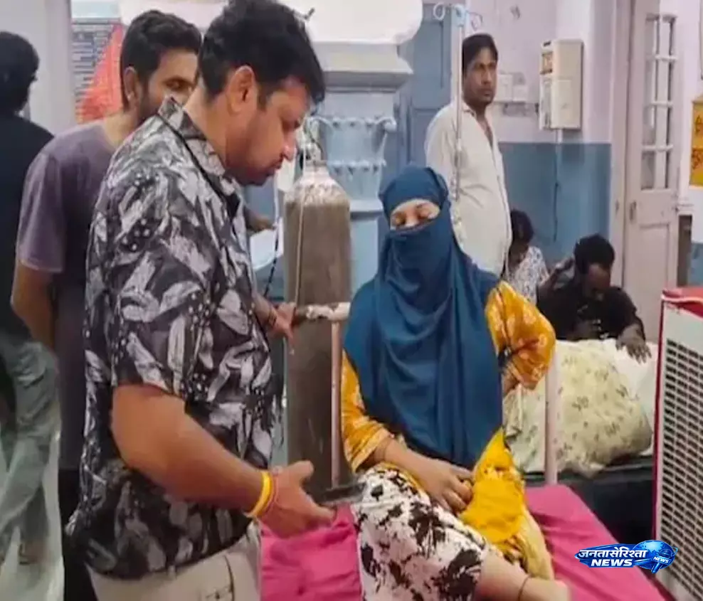 Jhalawar में खाने के बाद बिगड़ी तबीयत, बड़ी संख्या में लोग पहुंचे अस्पताल Jhalawar में खाने के बाद बिगड़ी तबीयत, बड़ी संख्या में लोग पहुंचे अस्पताल