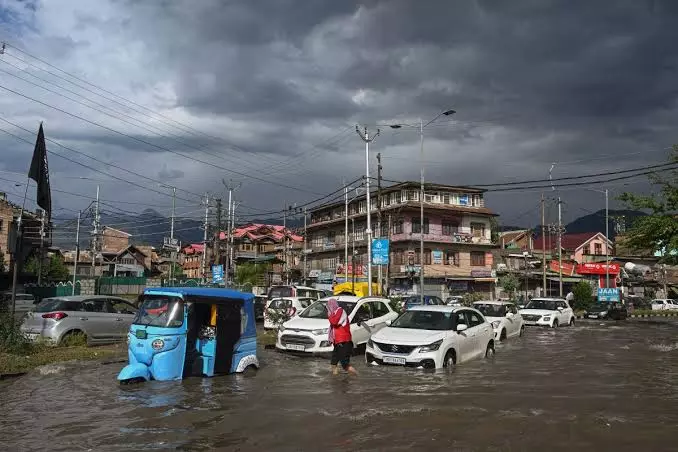 Srinagar: जोरदार बारिश के बाद श्रीनगर में जलभराव से लोगों की मुश्किलें बढ़ीं Srinagar: जोरदार बारिश के बाद श्रीनगर में जलभराव से लोगों की मुश्किलें बढ़ीं