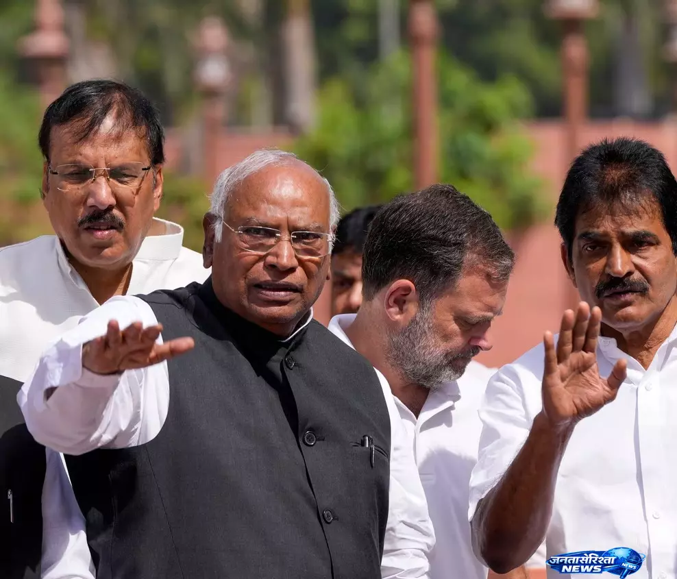 NEET और राम मंदिर ट्रस्ट मुद्दे पर खरगे का वार, PM मोदी से पूछे कई सवाल NEET और राम मंदिर ट्रस्ट मुद्दे पर खरगे का वार, PM मोदी से पूछे कई सवाल