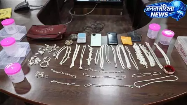 कोडरमा ज्वेलरी लूट का पर्दाफाश, महिला समेत 3 गिरफ्तार कोडरमा ज्वेलरी लूट का पर्दाफाश, महिला समेत 3 गिरफ्तार