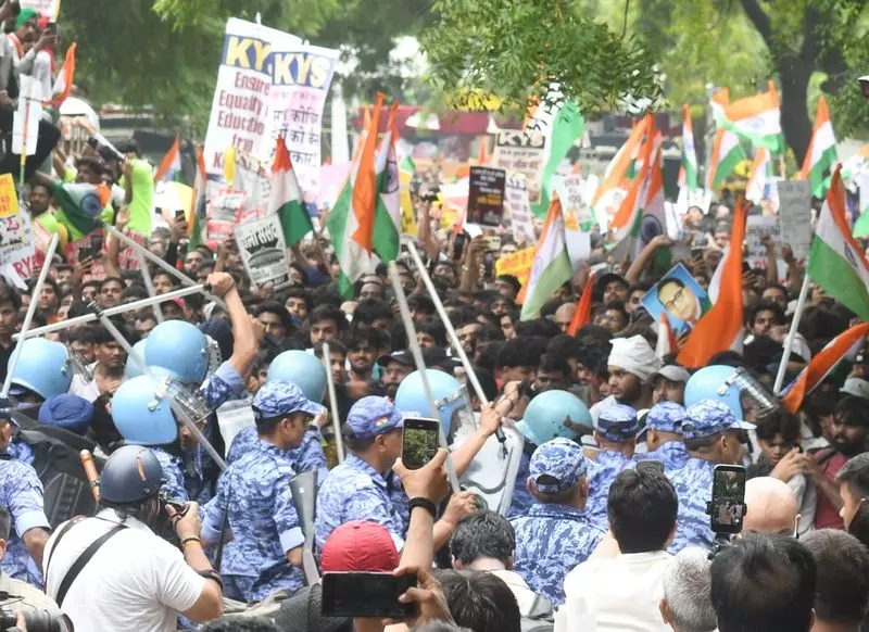 अभय चौटाला का वार: छात्रों पर लाठीचार्ज को बताया लोकतंत्र की हत्या अभय चौटाला का वार: छात्रों पर लाठीचार्ज को बताया लोकतंत्र की हत्या