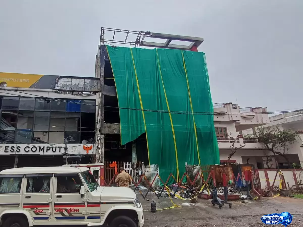 Aliganj की दर्दनाक यादें मिटाने की तैयारी, अग्निकांड वाली इमारत गिराई जा रही Aliganj की दर्दनाक यादें मिटाने की तैयारी, अग्निकांड वाली इमारत गिराई जा रही