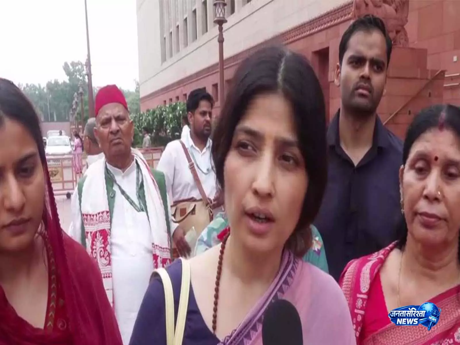 Dimple Yadav का सरकार पर हमला, छात्रों पर कार्रवाई को बताया गलत Dimple Yadav का सरकार पर हमला, छात्रों पर कार्रवाई को बताया गलत
