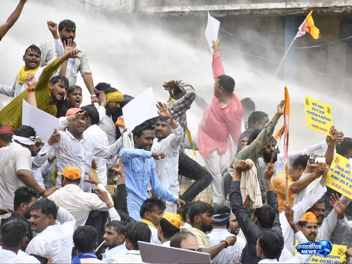 Bhopal में आरक्षण को लेकर सड़कों पर उतरे OBC कार्यकर्ता, बैरिकेड तोड़ने पर पुलिस कार्रवाई Bhopal में आरक्षण को लेकर सड़कों पर उतरे OBC कार्यकर्ता, बैरिकेड तोड़ने पर पुलिस कार्रवाई