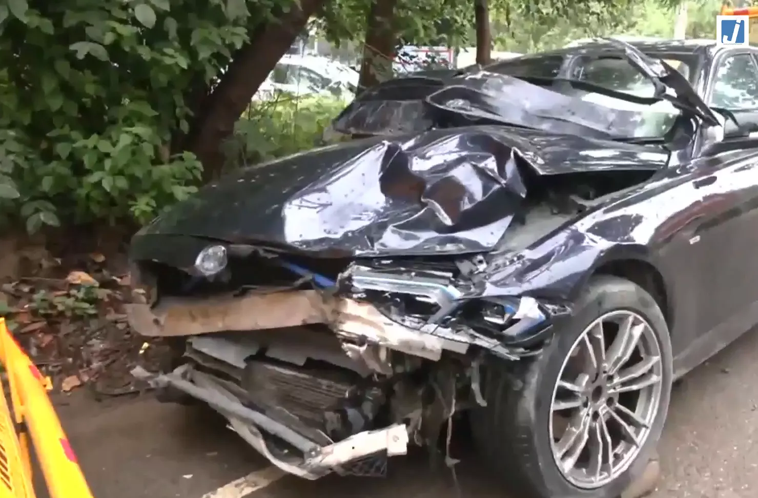 BMW की टक्कर से बुलेट सवार युवक की मौत, चालक की तलाश जारी BMW की टक्कर से बुलेट सवार युवक की मौत, चालक की तलाश जारी