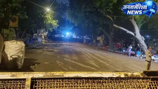 धरना स्थल खाली, बैरिकेड के बाहर डटे प्रदर्शनकारी धरना स्थल खाली, बैरिकेड के बाहर डटे प्रदर्शनकारी