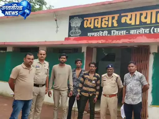 बाइक विवाद के बाद आधी रात घर में घुसे बदमाश, महिला का मंगलसूत्र लूटा, तीन आरोपी गिरफ्तार बाइक विवाद के बाद आधी रात घर में घुसे बदमाश, महिला का मंगलसूत्र लूटा, तीन आरोपी गिरफ्तार