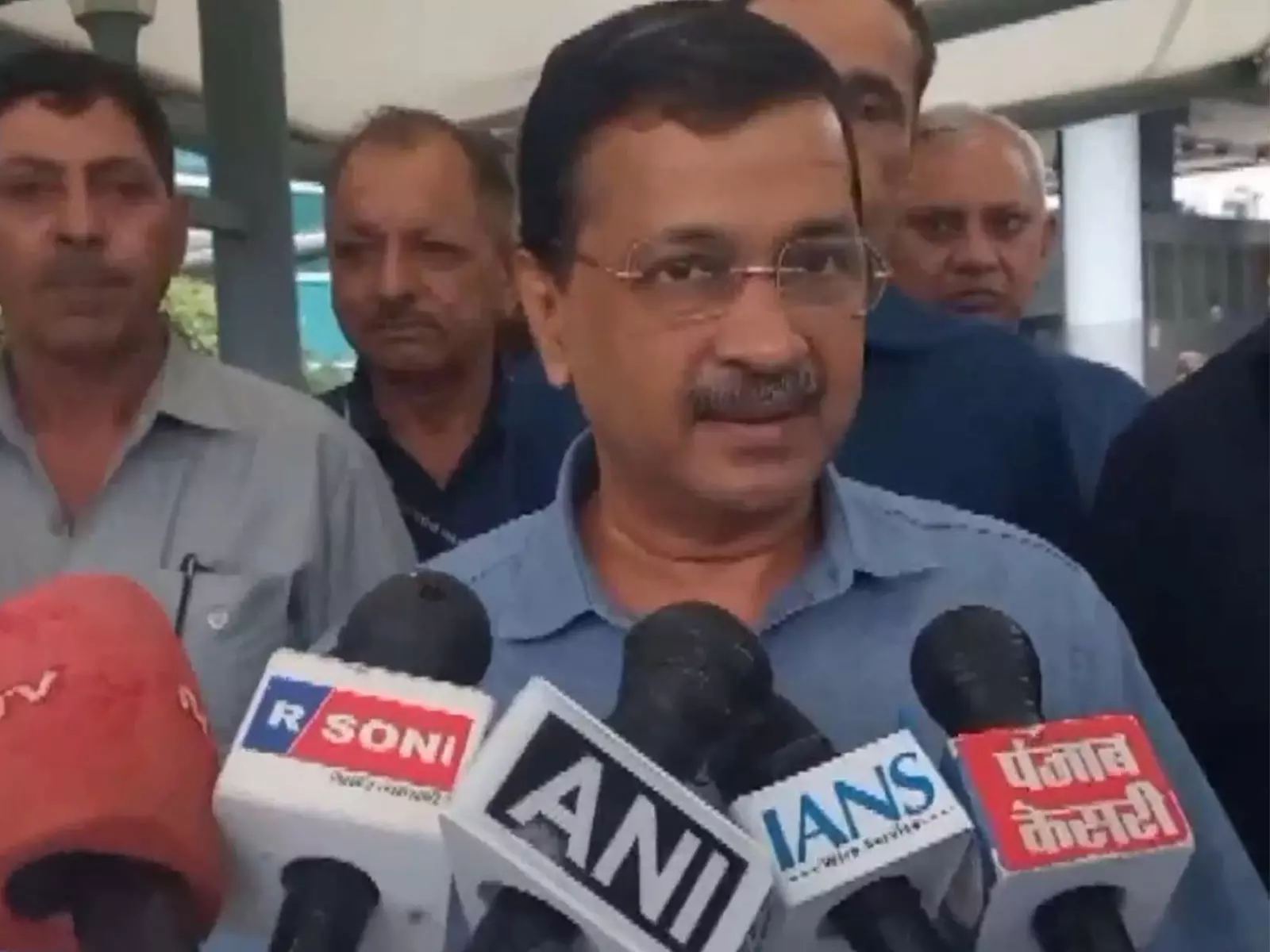 Kejriwal का सरकार पर हमला, लाठीचार्ज को बताया गलत Kejriwal का सरकार पर हमला, लाठीचार्ज को बताया गलत
