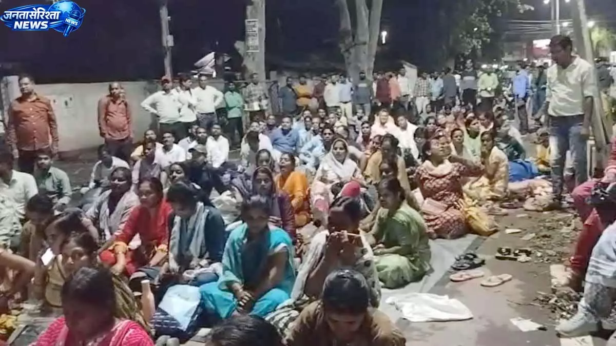 संविलियन और समान वेतन की मांग को लेकर विद्या मितान शिक्षकों का प्रदर्शन संविलियन और समान वेतन की मांग को लेकर विद्या मितान शिक्षकों का प्रदर्शन