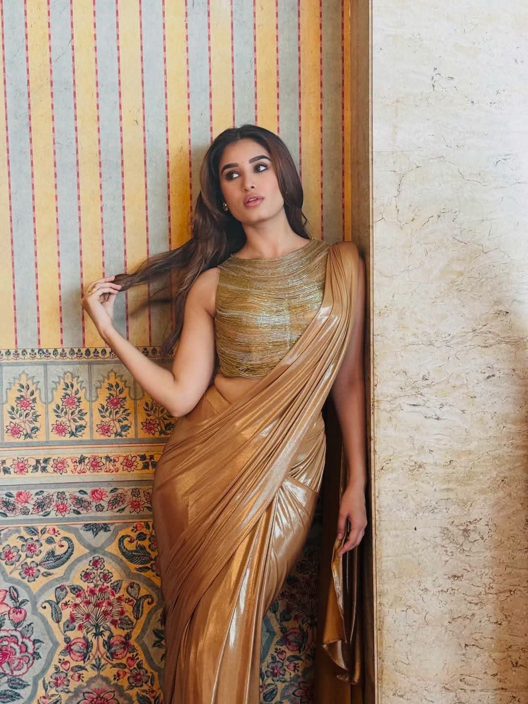 साड़ी में खूबसूरत लगी राशा थडानी