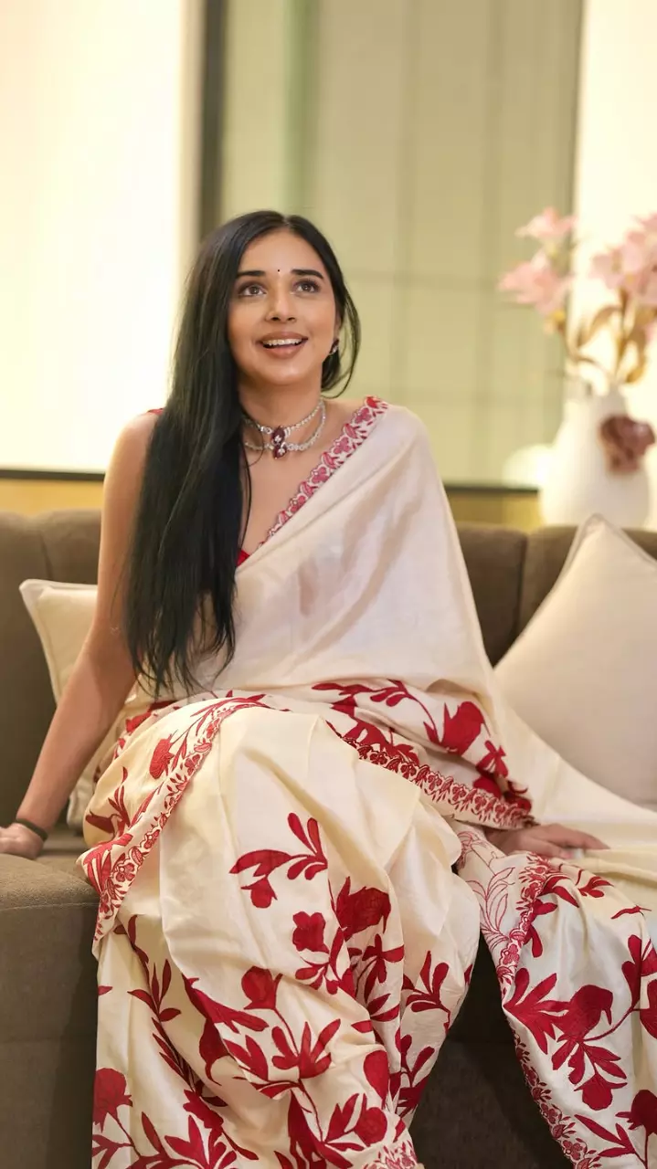 सफेद साड़ी में लाल फूलों की खूबसूरती, तानिया मित्तल का दिखा एलिगेंट ट्रेडिशनल अंदाज। सफेद साड़ी में लाल फूलों की खूबसूरती, तानिया मित्तल का दिखा एलिगेंट ट्रेडिशनल अंदाज।