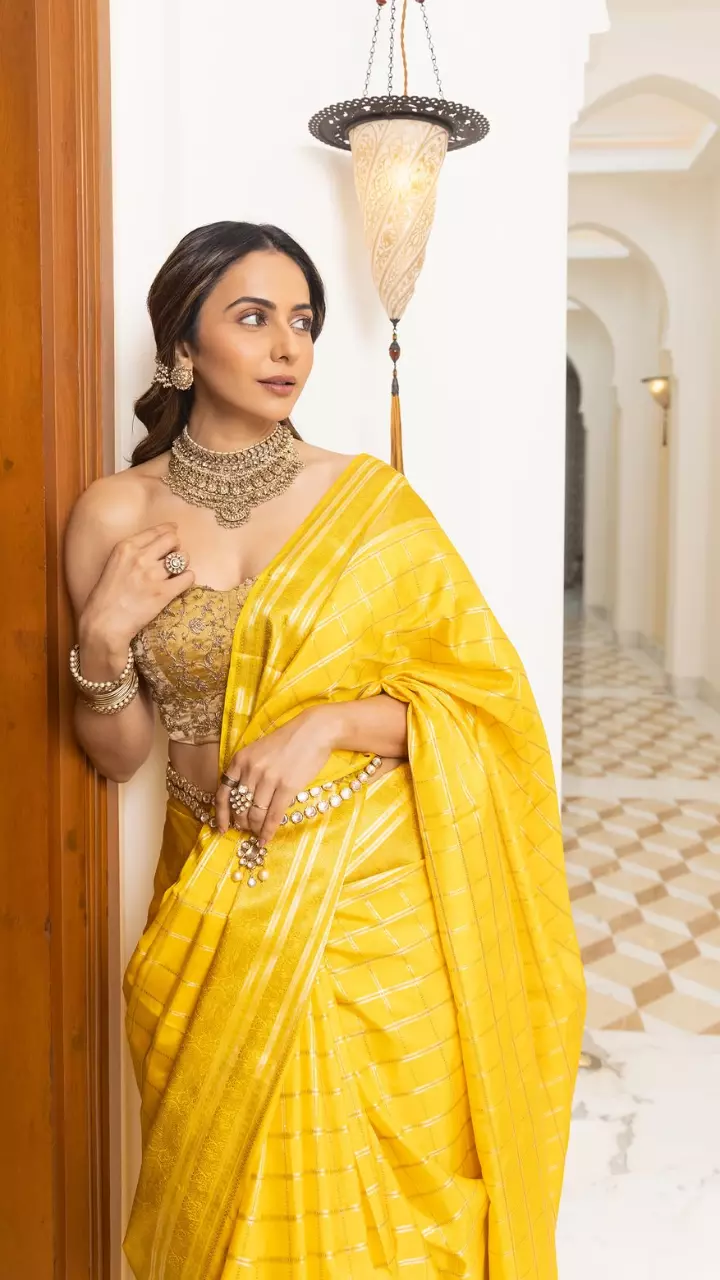 सनशाइन येलो साड़ी में रकुल का एलिगेंट लुक, हर अदा लगी बेहद खास। सनशाइन येलो साड़ी में रकुल का एलिगेंट लुक, हर अदा लगी बेहद खास।