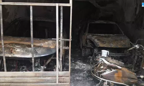 रिहायशी इमारत की पार्किंग में लगी आग, फटे गैस सिलेंडर भी, हड़कंप रिहायशी इमारत की पार्किंग में लगी आग, फटे गैस सिलेंडर भी, हड़कंप