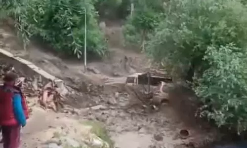 जम्मू-कश्मीर में बाढ़ के चलते अमरनाथ यात्रा रोकी गई जम्मू-कश्मीर में बाढ़ के चलते अमरनाथ यात्रा रोकी गई