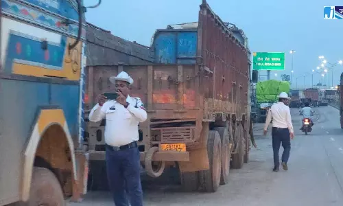 टाटीबंध और आमानाका में सड़क किनारे अवैध रूप से खड़े ट्रक और ट्रेलरों पर चालानी कार्रवाई टाटीबंध और आमानाका में सड़क किनारे अवैध रूप से खड़े ट्रक और ट्रेलरों पर चालानी कार्रवाई