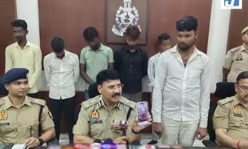 कई राज्यों के बेरोजगार युवाओं को ₹25,000 प्रतिमाह नौकरी का झांसा देकर बुलाते, फिर... कई राज्यों के बेरोजगार युवाओं को ₹25,000 प्रतिमाह नौकरी का झांसा देकर बुलाते, फिर...