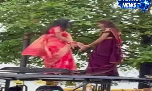 गोरखपुर में ई-रिक्शा की छत पर चढ़कर लड़कियों ने बनाई रील, सड़क पर मचा हड़कंप गोरखपुर में ई-रिक्शा की छत पर चढ़कर लड़कियों ने बनाई रील, सड़क पर मचा हड़कंप