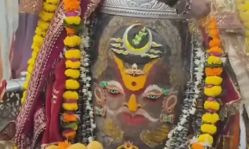 ओम, बेल पत्र, मुकुट और रुद्राक्ष की माला अर्पित कर बाबा महाकाल का भव्य शृंगार, की गई भस्म आरती ओम, बेल पत्र, मुकुट और रुद्राक्ष की माला अर्पित कर बाबा महाकाल का भव्य शृंगार, की गई भस्म आरती