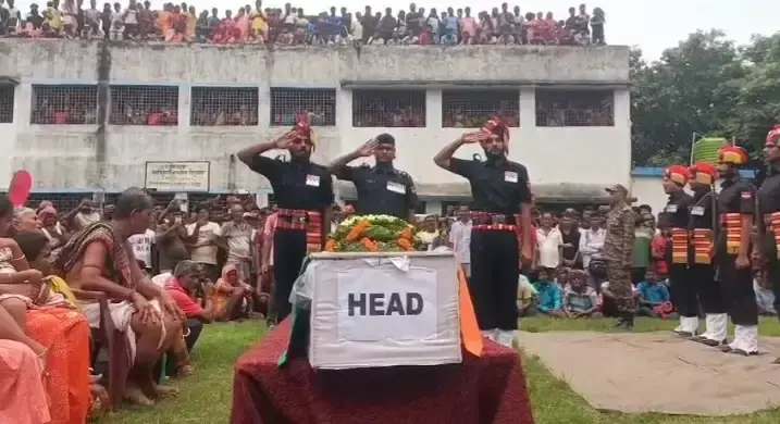 Nadia: शांतिपुर में पूरे राजकीय सम्मान के साथ शहीद का अंतिम संस्कार Nadia: शांतिपुर में पूरे राजकीय सम्मान के साथ शहीद का अंतिम संस्कार