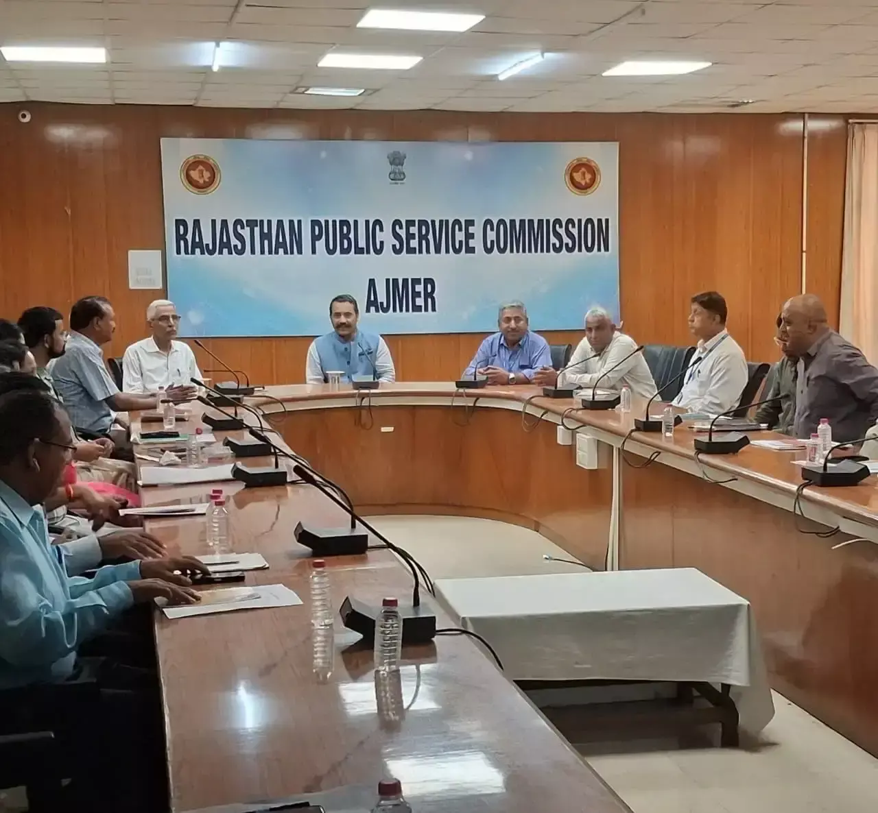 Ajmer: ईमानदारी और पारदर्शिता से करें काम: लेफ्टिनेंट कर्नल केसरी सिंह Ajmer: ईमानदारी और पारदर्शिता से करें काम: लेफ्टिनेंट कर्नल केसरी सिंह