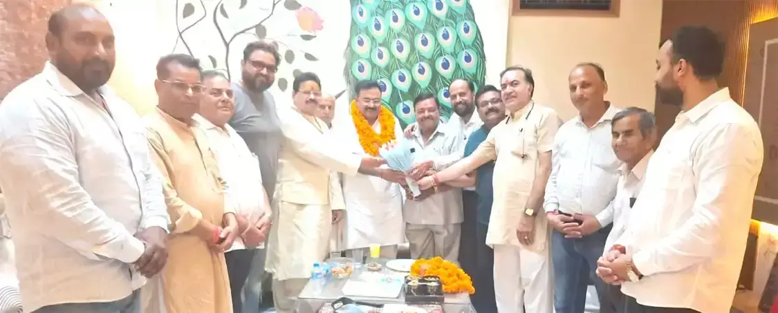 Haridwar: आलोक शर्मा ने धार्मिक परंपरा निभाते हुए लिया संतों का आशीर्वाद Haridwar: आलोक शर्मा ने धार्मिक परंपरा निभाते हुए लिया संतों का आशीर्वाद