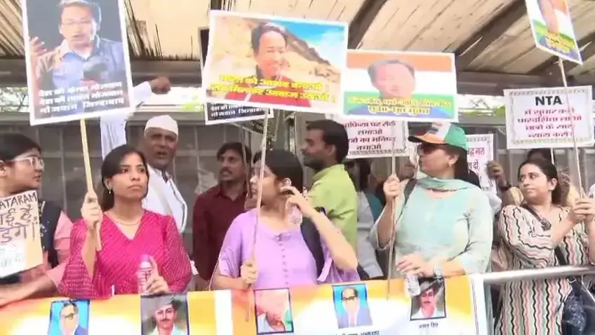 Jaipur: जयपुर में सड़क पर उतरे समर्थक, सोनम वांगचुक के पक्ष में प्रदर्शन Jaipur: जयपुर में सड़क पर उतरे समर्थक, सोनम वांगचुक के पक्ष में प्रदर्शन
