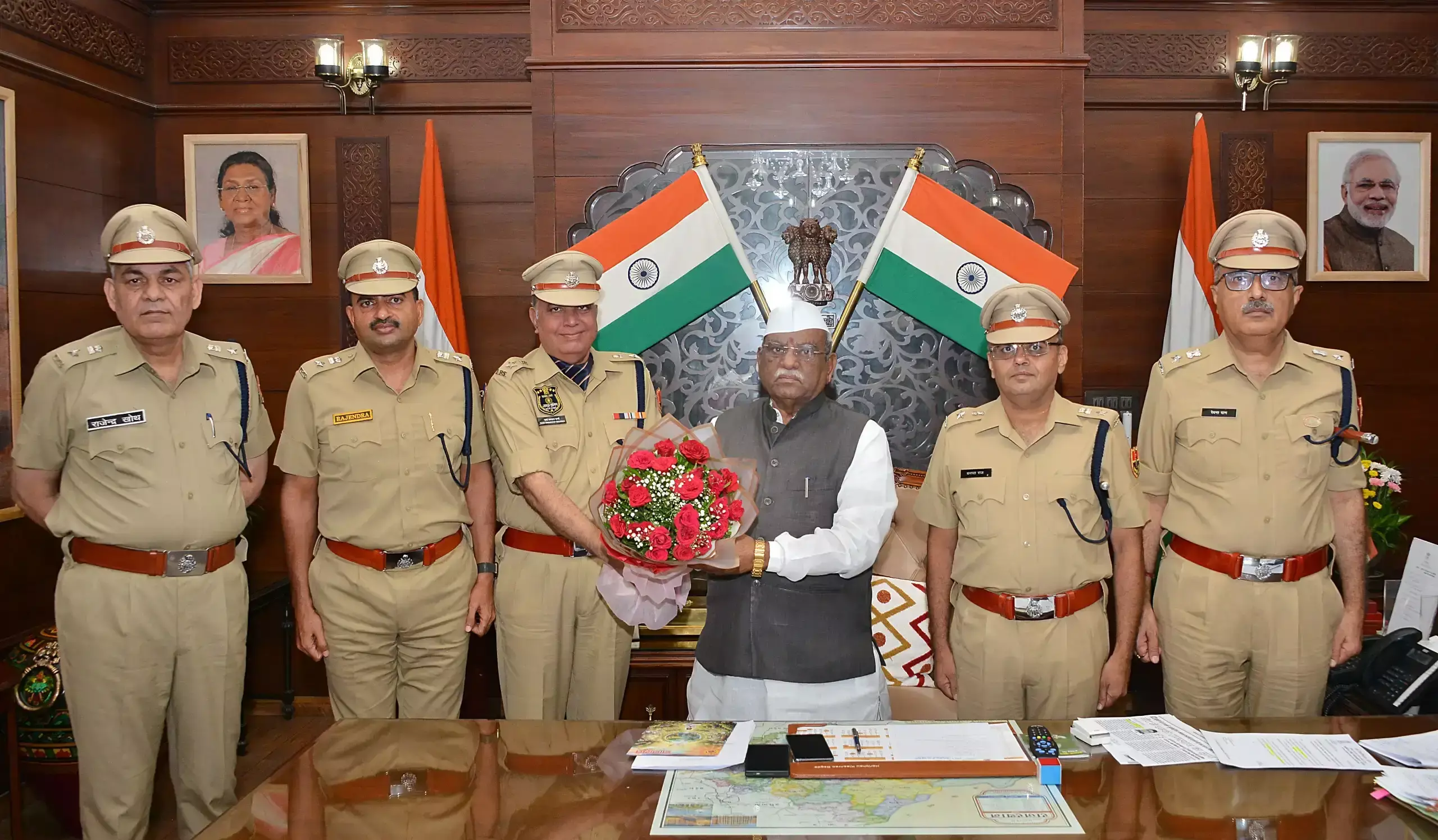 Jaipur: राज्यपाल से मिले नव पदोन्नत आईपीएस अधिकारी, दी शुभकामनाएं Jaipur: राज्यपाल से मिले नव पदोन्नत आईपीएस अधिकारी, दी शुभकामनाएं