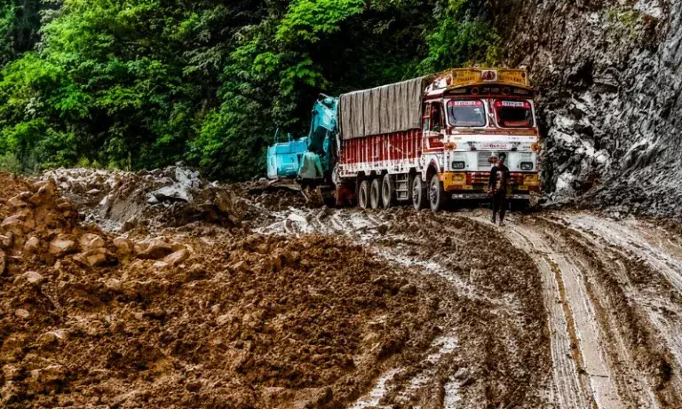 मणिपुर में भूस्खलन से हाहाकार, इम्फाल-सिलचर हाईवे बंद मणिपुर में भूस्खलन से हाहाकार, इम्फाल-सिलचर हाईवे बंद