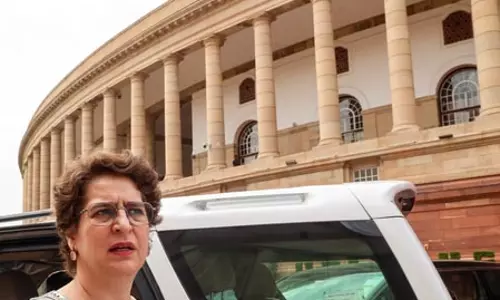 छात्रों के साथ पुलिस का व्यवहार शर्मनाक, पीएम मोदी खुद मिलकर सुनें उनकी बात: प्रियंका गांधी छात्रों के साथ पुलिस का व्यवहार शर्मनाक, पीएम मोदी खुद मिलकर सुनें उनकी बात: प्रियंका गांधी