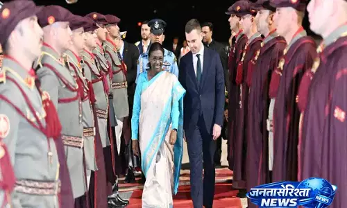 राष्ट्रपति मुर्मू अपने तीन देशों के दौरे के दूसरे चरण में नॉर्थ मैसेडोनिया पहुँचीं राष्ट्रपति मुर्मू अपने तीन देशों के दौरे के दूसरे चरण में नॉर्थ मैसेडोनिया पहुँचीं