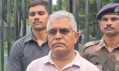 शहीदों और उनके परिवारों से धोखा करने के बाद अब अकेली खड़ी हैं ममता : दिलीप घोष शहीदों और उनके परिवारों से धोखा करने के बाद अब अकेली खड़ी हैं ममता : दिलीप घोष