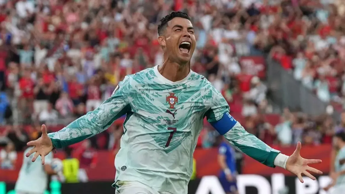 रोनाल्डो के एक लाइक ने छेड़ी नई बहस, अर्जेंटीना को FIFA की मदद के दावे पर बढ़ा विवाद रोनाल्डो के एक लाइक ने छेड़ी नई बहस, अर्जेंटीना को FIFA की मदद के दावे पर बढ़ा विवाद