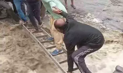Sirmaur में फ्लैश फ्लड के बीच तीन मजदूरों का रेस्क्यू Sirmaur में फ्लैश फ्लड के बीच तीन मजदूरों का रेस्क्यू