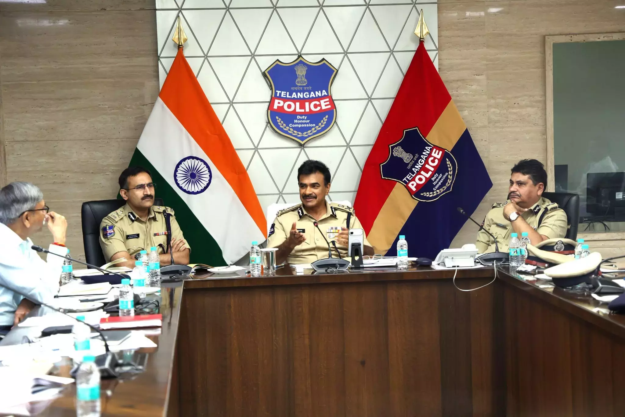 आनंद ने पुलिस कल्याण, भद्रता और स्वास्थ्य सुरक्षा सेवाओं की समीक्षा की आनंद ने पुलिस कल्याण, भद्रता और स्वास्थ्य सुरक्षा सेवाओं की समीक्षा की