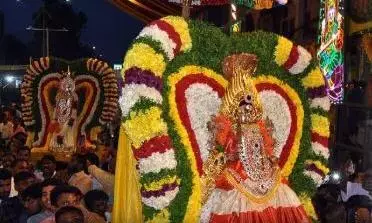 Telangana: वैदिक मंत्रोच्चार के बीच बाल्कम्पेट में श्री येलम्मा दिव्य विवाह शुरू हुआ Telangana: वैदिक मंत्रोच्चार के बीच बाल्कम्पेट में श्री येलम्मा दिव्य विवाह शुरू हुआ