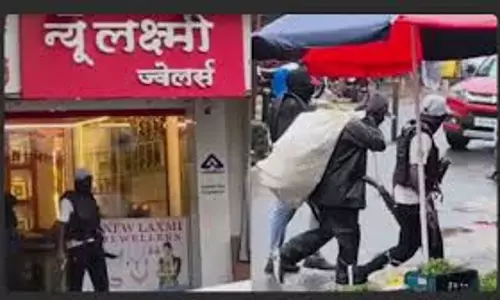 Mumbai: ज्वेलर्स की दुकान पर दिनदहाड़े हमला, फायरिंग के बाद लाखों की लूट Mumbai: ज्वेलर्स की दुकान पर दिनदहाड़े हमला, फायरिंग के बाद लाखों की लूट