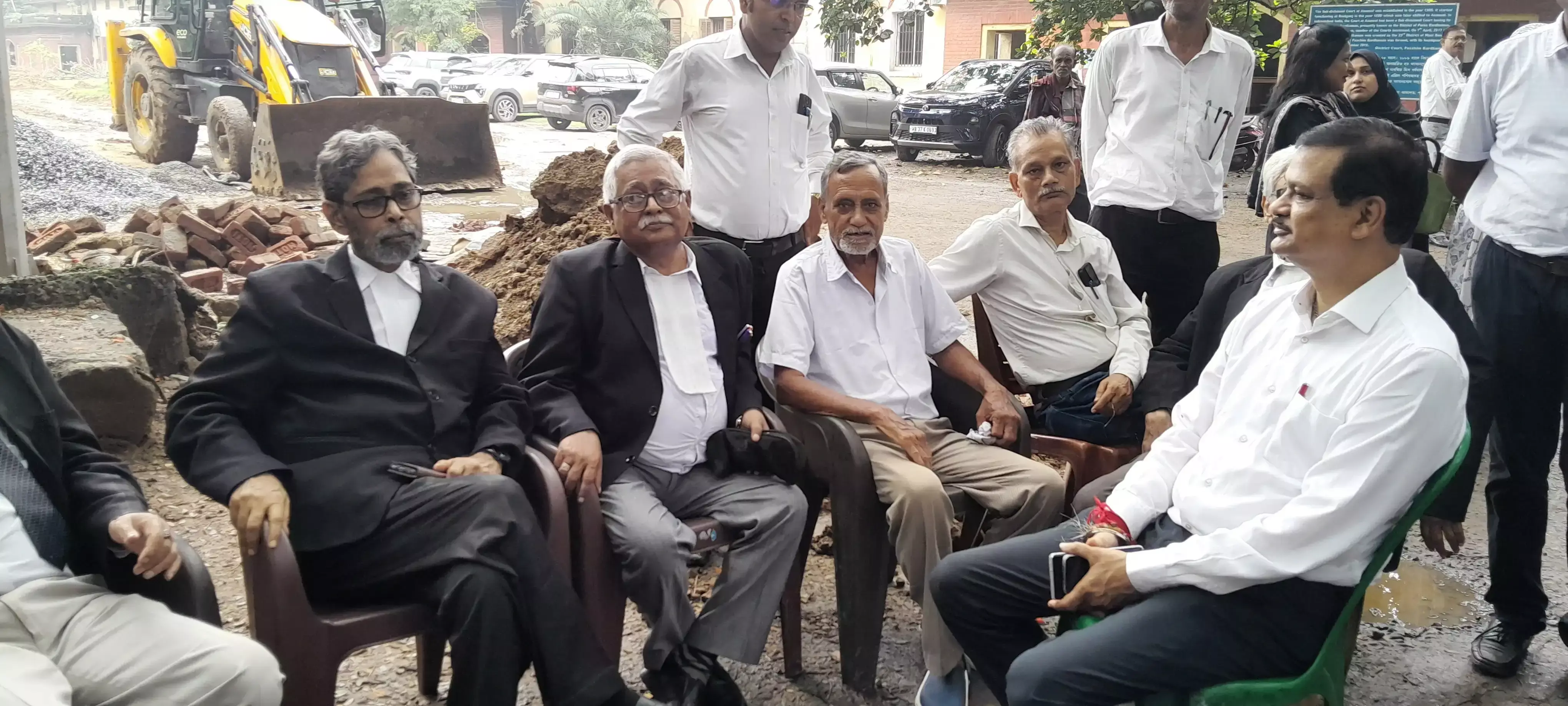 West Burdwan: आसनसोल कोर्ट के बाहर वकीलों का धरना, कार्रवाई के विरोध में उठाई आवाज West Burdwan: आसनसोल कोर्ट के बाहर वकीलों का धरना, कार्रवाई के विरोध में उठाई आवाज