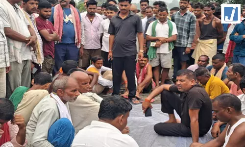 शिक्षक का शव मिलने से सनसनी, हत्या का आरोप लगाकर ग्रामीणों ने एनएच-22 जाम किया शिक्षक का शव मिलने से सनसनी, हत्या का आरोप लगाकर ग्रामीणों ने एनएच-22 जाम किया