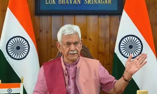 Srinagar: पुंछ लैंडस्लाइड हादसे पर प्रशासन दुखी, एलजी ने पीड़ित परिवारों के प्रति संवेदना जताई Srinagar: पुंछ लैंडस्लाइड हादसे पर प्रशासन दुखी, एलजी ने पीड़ित परिवारों के प्रति संवेदना जताई