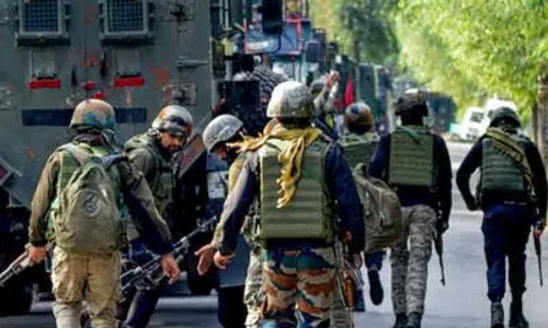 Rajouri: राजौरी में संदिग्ध विस्फोटक बरामद, सुरक्षाबलों ने सुरक्षित तरीके से किया नष्ट Rajouri: राजौरी में संदिग्ध विस्फोटक बरामद, सुरक्षाबलों ने सुरक्षित तरीके से किया नष्ट