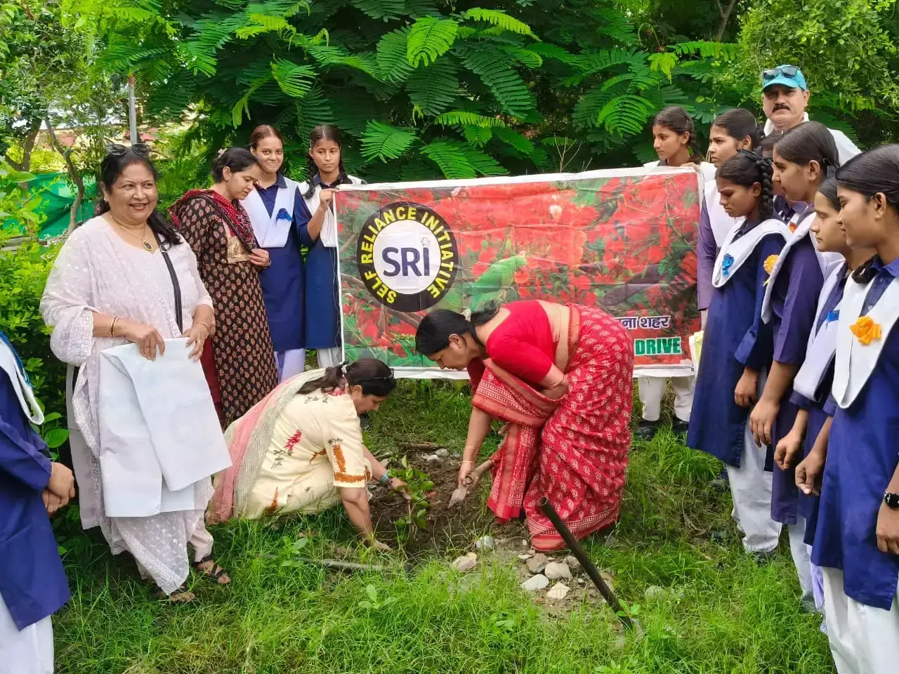 Haldwani: छात्राओं की पहल से बढ़ेगी हरियाली, आओ धरती को फिर से हरा करें अभियान Haldwani: छात्राओं की पहल से बढ़ेगी हरियाली, आओ धरती को फिर से हरा करें अभियान
