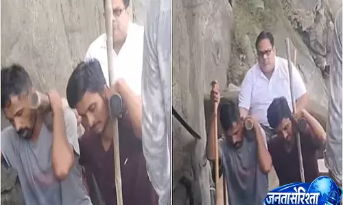 तीर्थयात्री को कंधों पर पहाड़ी तक ले जाने का वीडियो वायरल, इंटरनेट पर बंटी लोगों की राय तीर्थयात्री को कंधों पर पहाड़ी तक ले जाने का वीडियो वायरल, इंटरनेट पर बंटी लोगों की राय