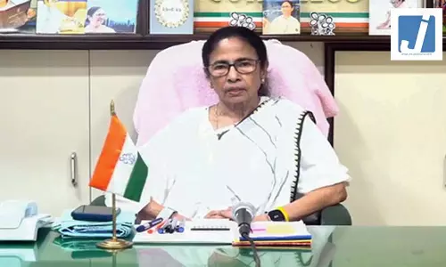 ममता बनर्जी के TMC गुट की रैली के मंच पर तोड़फोड़ का मामला हाईकोर्ट पहुंचा, पुलिस से मांगा जवाब ममता बनर्जी के TMC गुट की रैली के मंच पर तोड़फोड़ का मामला हाईकोर्ट पहुंचा, पुलिस से मांगा जवाब